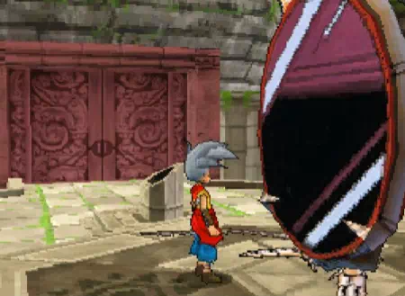 頂上の大鏡と赤い扉